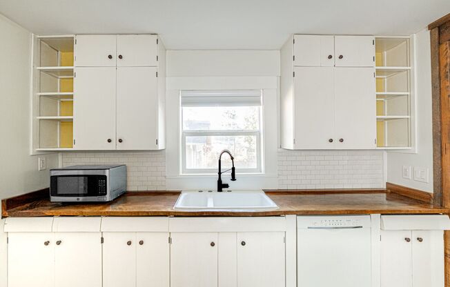 Adorable, fully updated 1-bdr/1-bath Milwaukie bungalow—Huge yard, storage, 1-car garage