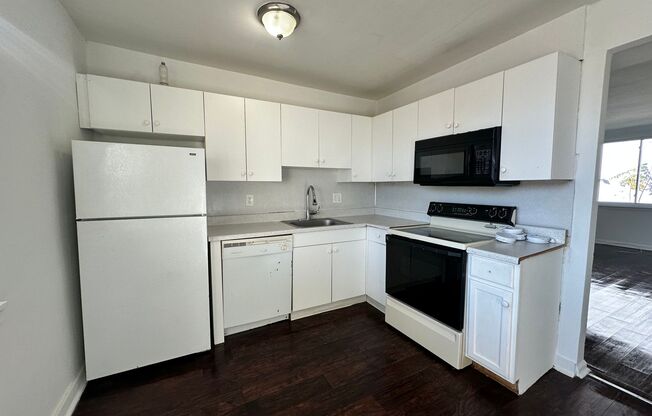 2 beds, 1 bath, 1,600 sqft, $1,675, Unit B4