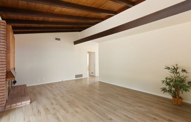 Charming Mid-Century 3-Bedroom Home in Winnetka
