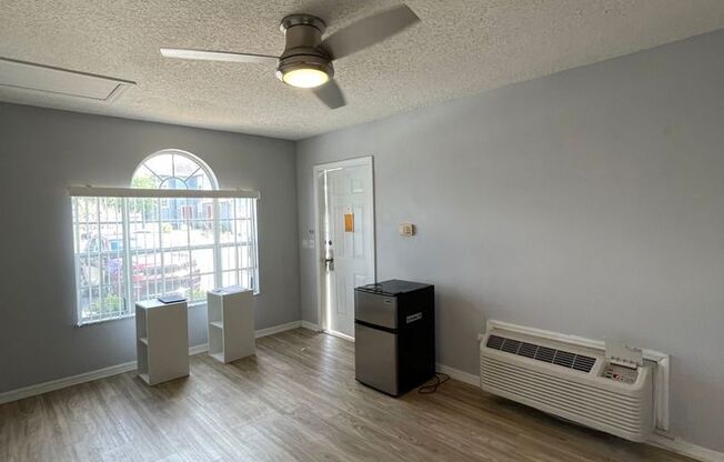 1 bed, 1 bath, 300 sqft, $700, Unit LO