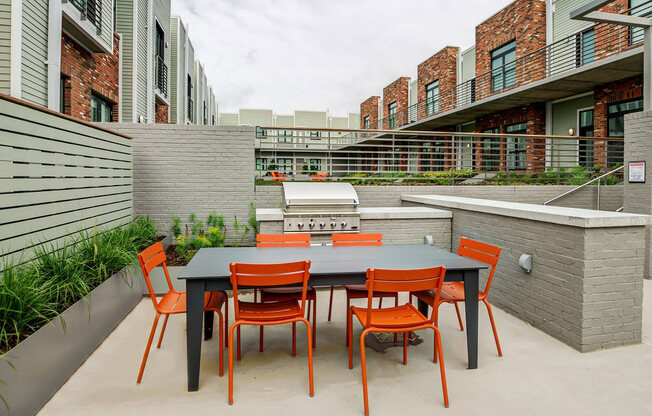 Courtyard With Grills at 2100 Acklen Flats, Tennessee, 37212