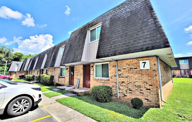 2 beds, 1.5 baths, 1,044 sqft, $950, Unit 7C