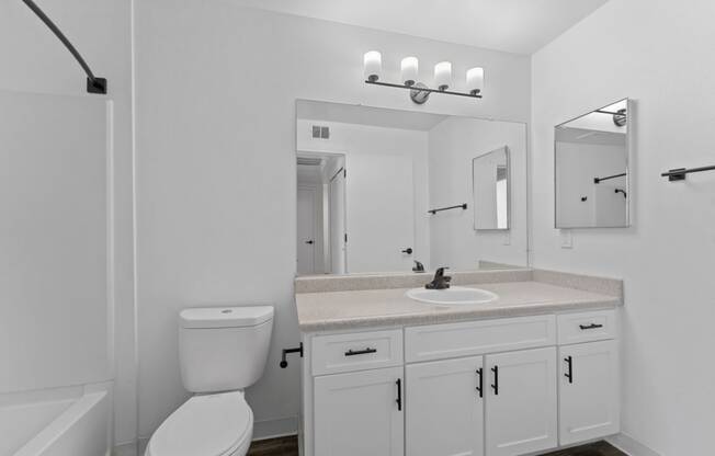 Sagecliff Apartments Bathroom with Bathtub