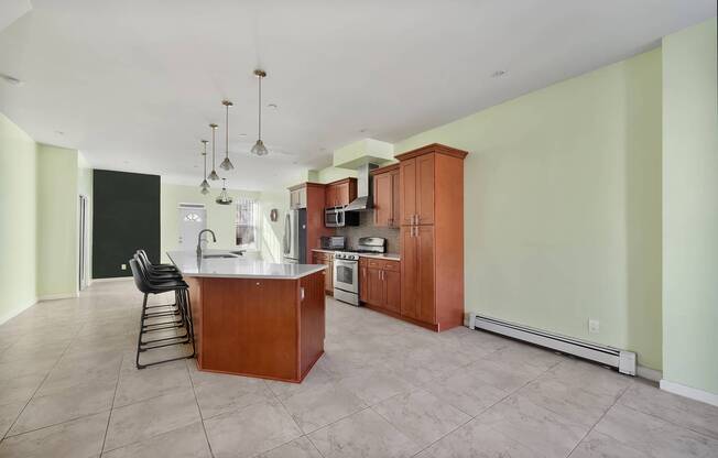 708 LEXINGTON AVE