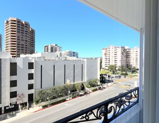 1 bed, 1.5 baths, 1,373 sqft, $4,595, Unit 709