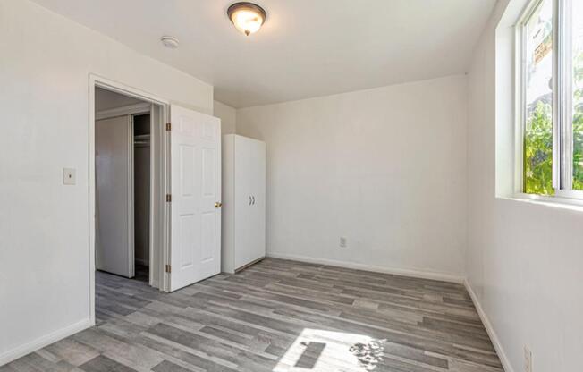 847 W 43 ST