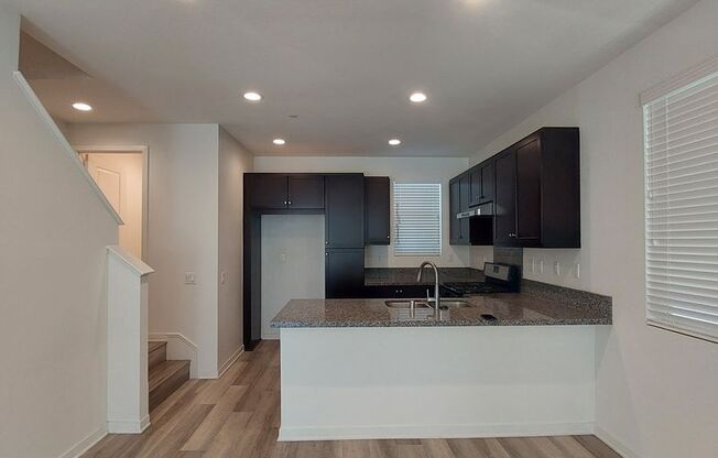 Charming 4 bed 2.5 bath in Anaheim! MUST SEE!!
