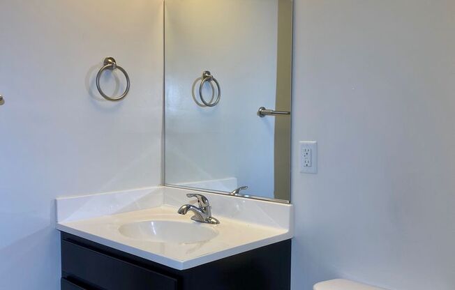 2 beds, 1 bath, $1,650, Unit 1022-4