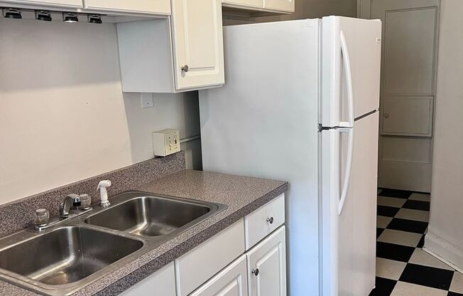 2 beds, 1 bath, 1,050 sqft, $1,695, Unit 01