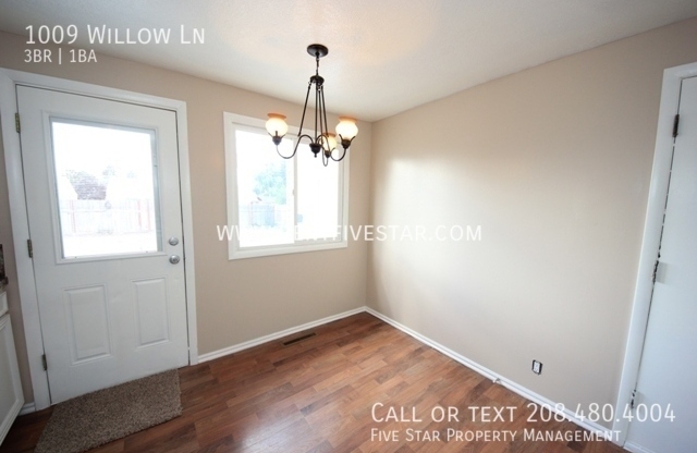 1009 WILLOW LN