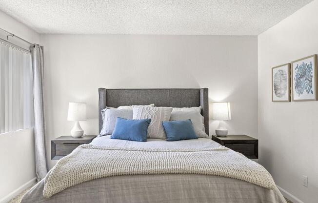 a bedroom with a bed in a hotel room