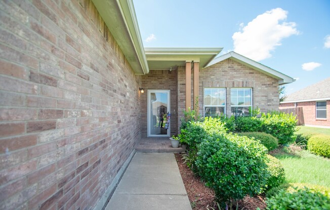 Beautifully crafted 3-2-2 in Burleson!