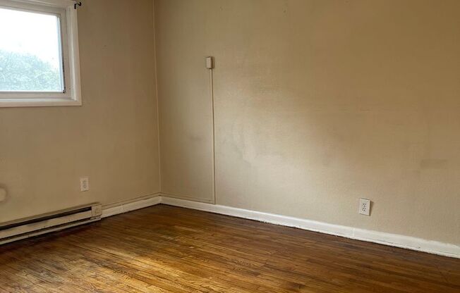 2 beds, 1 bath, $1,095, Unit Unit 1339A