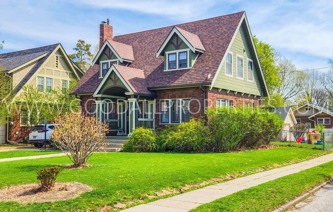 Iconic 3 Bedroom 1.5 Bath home in Beaverdale Home