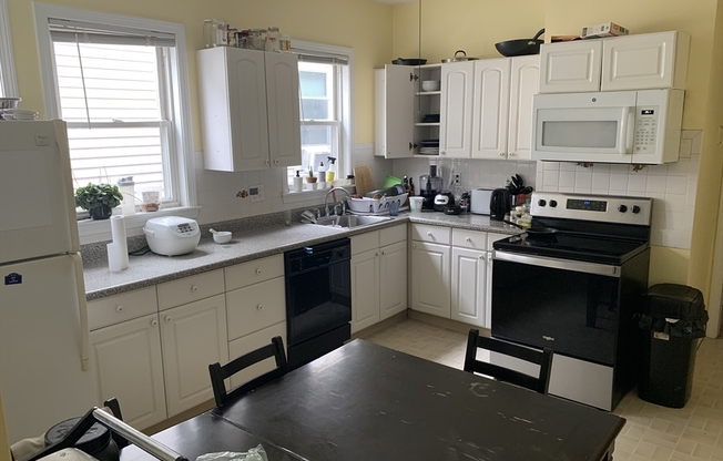 4 beds, 1 bath, 1,000 sqft, $4,400, Unit 3