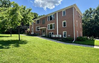 Great Location! 2-bed 1-bath Apartment