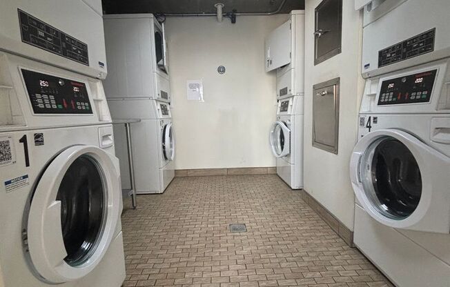 Studio, 1 bath, 382 sqft, $2,150, Unit 605