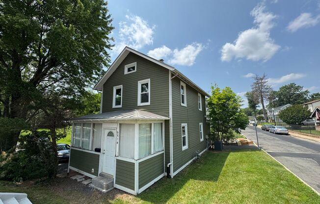 Charming 2 Bed 1.5 Bath Single Family Home With Spacious Yard In Manassas