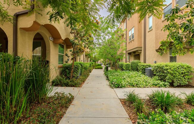Amazing 3 Bd/ 3 Ba Townhome in Van Nuys!