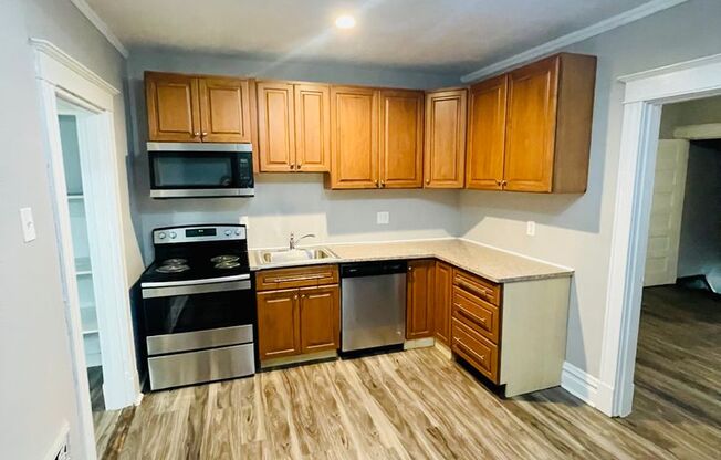 AVAILABLE NOW!! Updated 2bed 1bath!