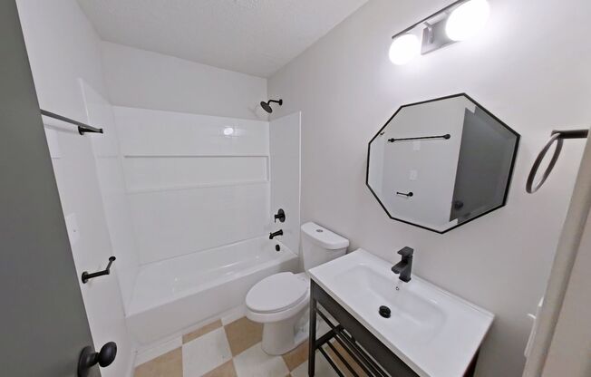 2 beds, 1 bath, 647 sqft, $1,660, Unit 33A