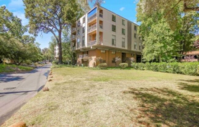 2 beds, 2 baths, $2,850, Unit #402