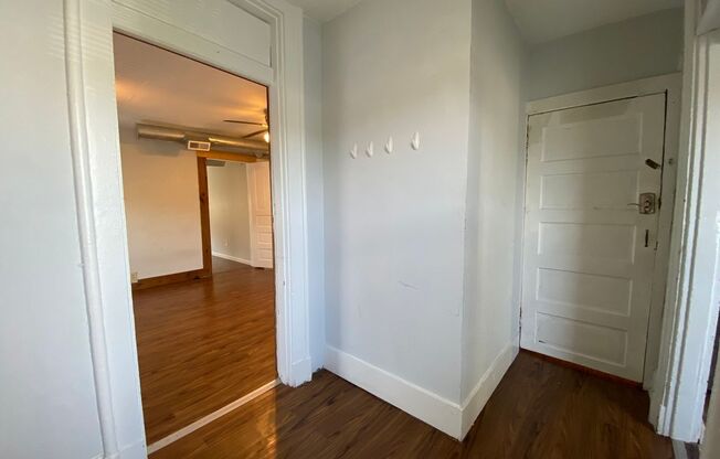 2337 W Clifton Apartments