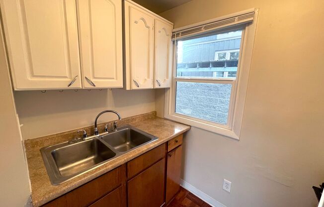 Bright 1 bedroom Woodlawn Apartment - Available Now