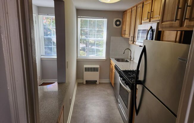 2 beds, 1 bath, 897 sqft, $2,335, Unit B-08