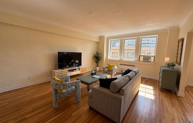 2 beds, 2 baths, 1,303 sqft, $3,000, Unit New King Edward  607