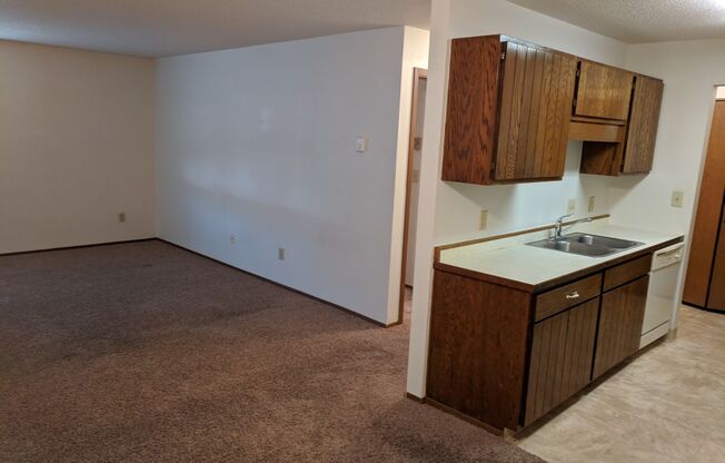 2 beds, 1 bath, 801 sqft, $740