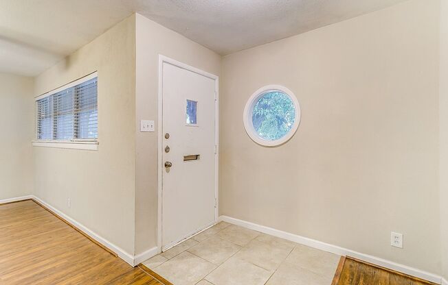 Ready for New Tenants- Large 3 bed, 2 bath home in South Hills Addition- 76133