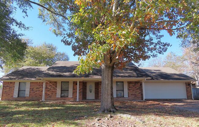 Whitehouse ISD! Spacious 3 Bedroom, 2 Bath Home