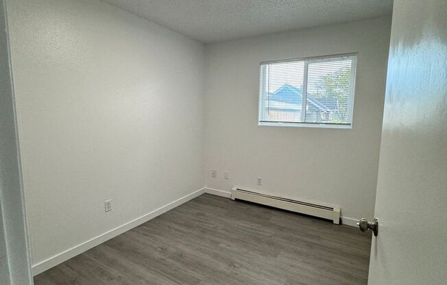 2 beds, 1 bath, $1,250, Unit 7