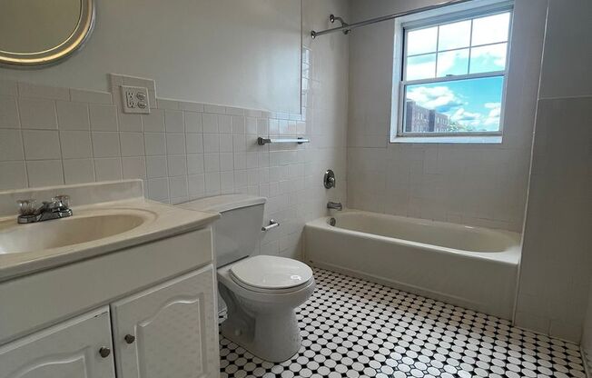 2 beds, 1 bath, 1,245 sqft, $2,000, Unit Old King Edward 58