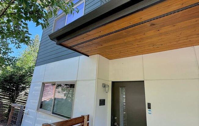 Contemporary 3BR Seattle Townhome – Comfort Meets Functional
