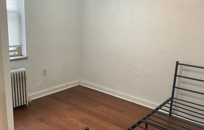 3 beds, 1 bath, $2,250, Unit 306D