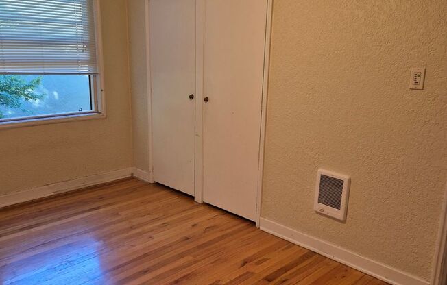 Charming 1 bed, 1 bath unit, with all of its original charm- *** Winter special 1/2 off the 1st month's rent***