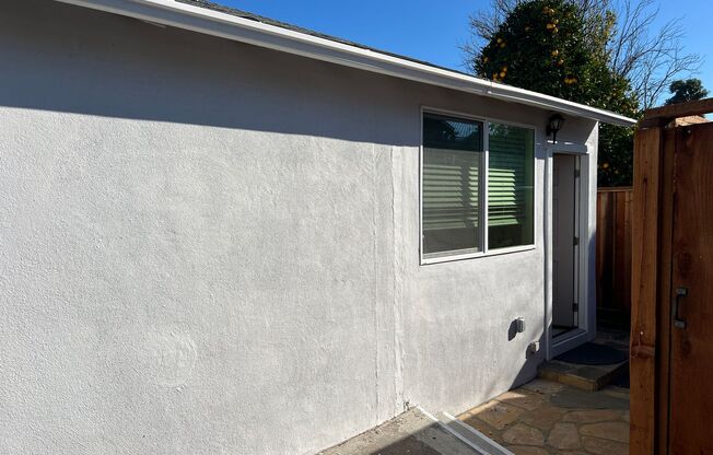 BEAUTIFUL DETACHED ADU WITH AC, NEW APPLIANCES, PRIVATE ENTRANCE, UPDATED KITCHEN AND MORE!!!