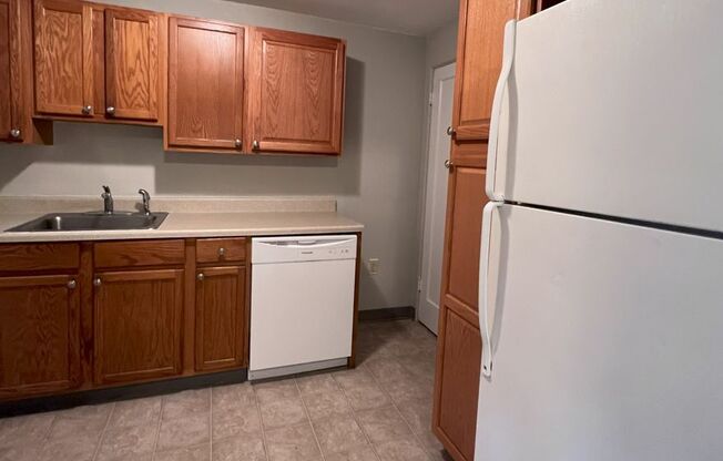 3 beds, 1 bath, 975 sqft, $1,375, Unit 3315J