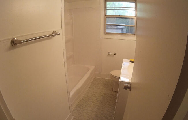 3 beds, 1 bath, $1,250