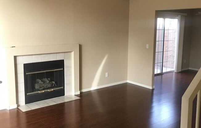 Clean and well maintained 2 bedrooms, 2 Bath townhouse in Silverado Ranch