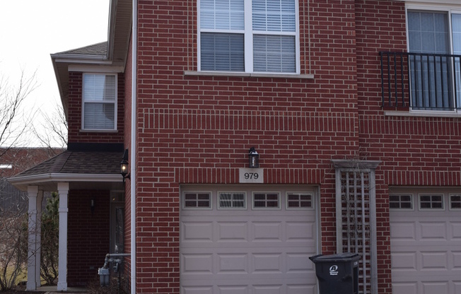 2 Bd / 2 Bth Townhouse in Northbrook!