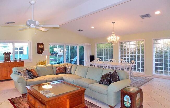 Bright and spacious mid-century home just 3 blocks from the beach in Aqualane Shores