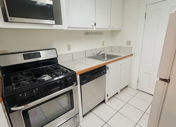 2 beds, 1 bath, $3,950, Unit 1R