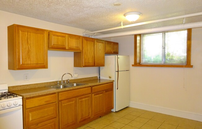 2 beds, 1 bath, 855 sqft, $1,200, Unit B2