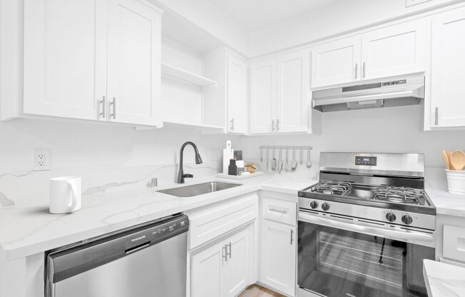 2 beds, 1 bath, 880 sqft, $1,695, Unit 141