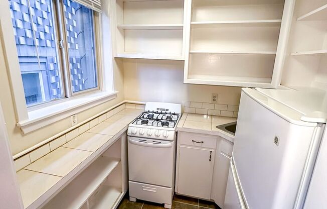 Studio, 1 bath, 326 sqft, $1,395, Unit 04