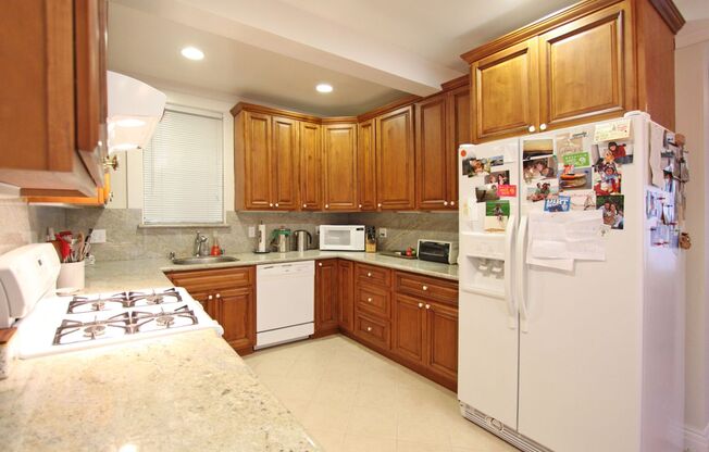 OPEN HOUSE: Sunday (6/8) 12:00pm-12:30pm. Spacious 1BR/1BA apartment with private entrance, Shared yard/Laundry(9 Whitney Street)