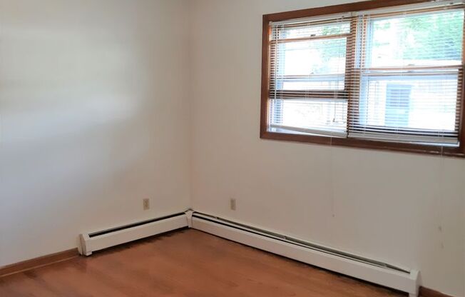 2 beds, 1 bath, 903 sqft, $1,210, Unit E-3